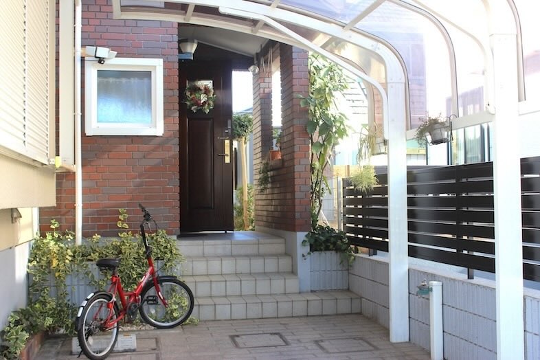 Family Studio Kashiwa｜【外観】玄関へのアプローチ