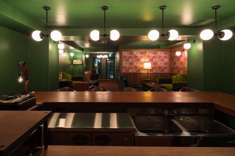 BAR TAMBI｜バーカウンター側から店内を見渡した構図