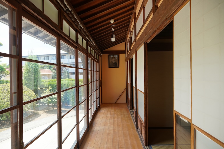 自然光たっぷりの縁が特徴的な側歴史を感じる純粋な日本家屋