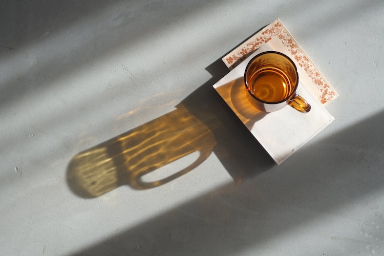 aL/Right STUDIO.｜柔らかな陽光を受けてテーブルに美しいグラデーションを描くアンバーグラスのマグカップ