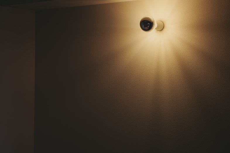 空間を優しく照らす間接照明