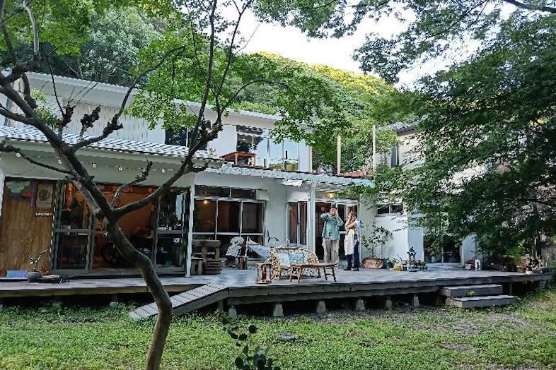 Art of Life 山の音｜森に溶け込むように佇む建物とウッドデッキを捉えた外観