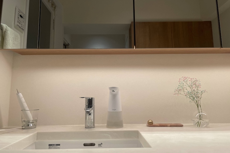 鳩ノ森ハウス｜白×ウッドの洗面台はスキンケア商品の撮影に最適です