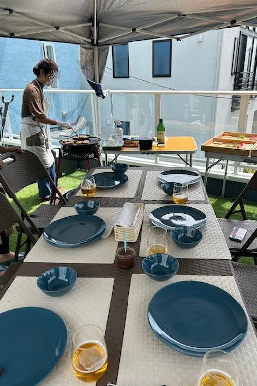Beachside base KURUW︎A｜人工芝テラスでのパーティーシーンイメージ