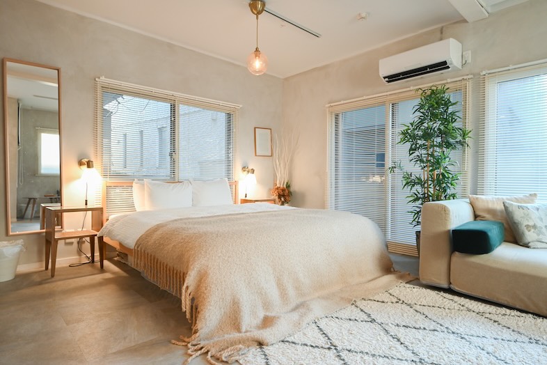 846apartment / 1F｜柔らかな自然光に包まれたベッドスペースは、朝の目覚めや穏やかな日常を切り取る寝室シーンの撮影に最適