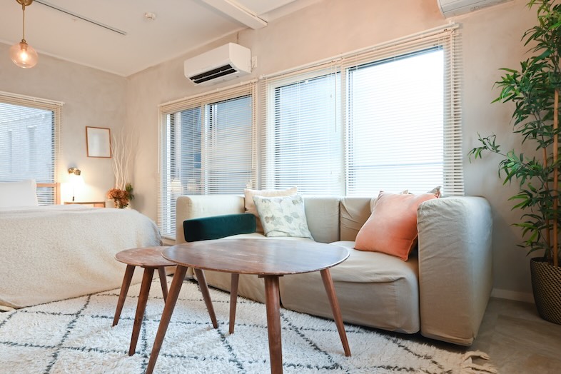 846apartment / 1F｜CMやSNS動画で使いやすいシンプルで明るいリビング