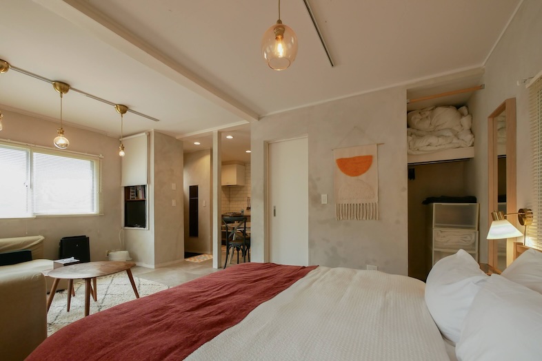 846apartment / 1F｜天井のカーテンレールが空間全体を明るく照らします