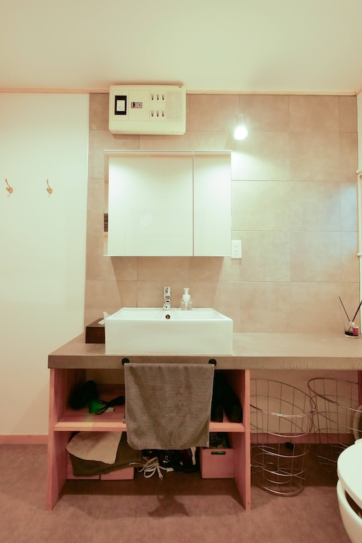 846apartment / 1F｜洗面台はスキンケアやハンドケアなどの商品撮影におすすめ