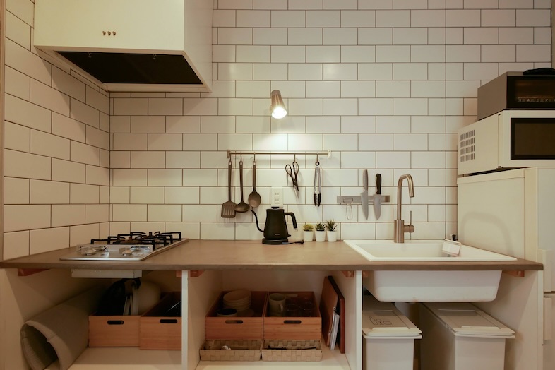 846apartment / 1F｜タイル壁のキッチンスペース