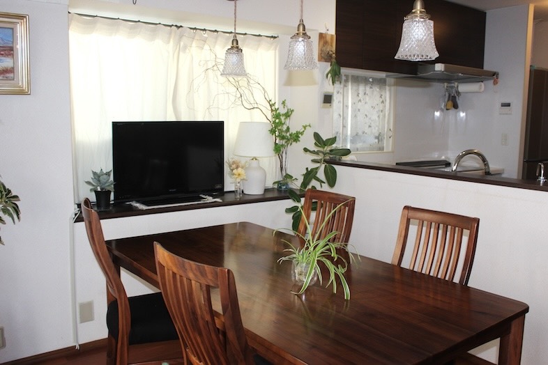 Family Studio Kashiwa｜【1F】ダイニングからキッチン/忙しい朝の風景が撮れます