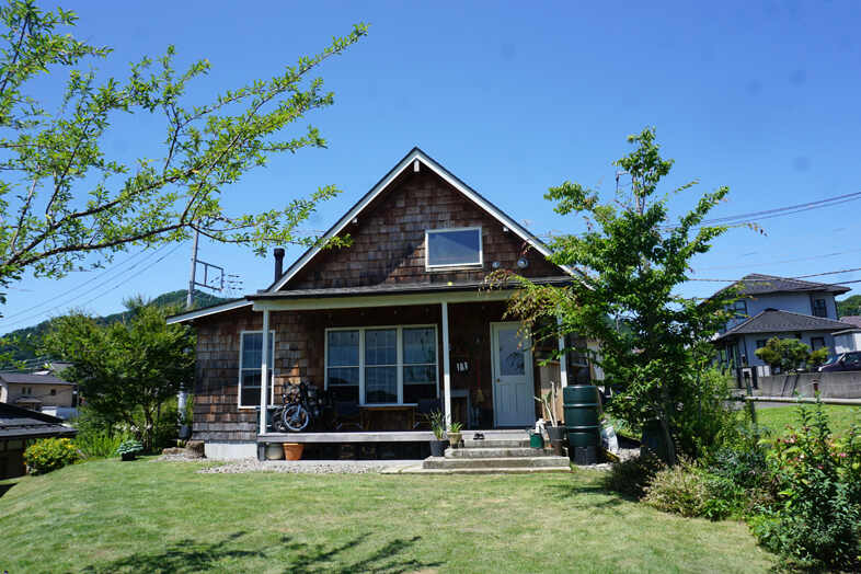 Cedar Hut｜【外観】三角屋根が印象的な山小屋外観