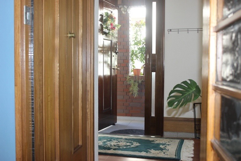 Family Studio Kashiwa｜【1F】リビングから玄関を引きで撮る撮影イメージ