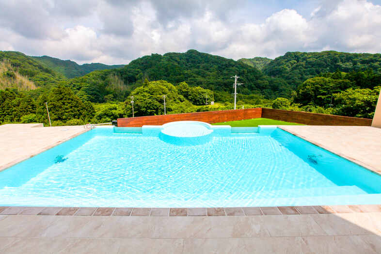 AVIRAL Resort studio｜【プール】木製フェンスに囲まれた開放プール