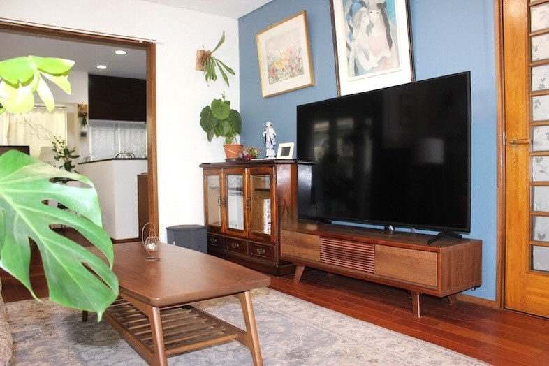 Family Studio Kashiwa｜【1F】リビング壁はアクセントクロス