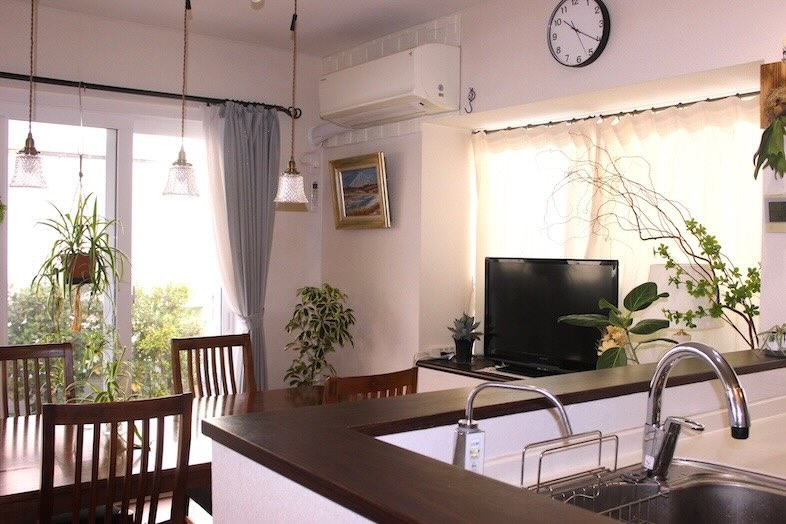 Family Studio Kashiwa｜【1F】ダイニングからキッチン/忙しい朝の風景が撮れます