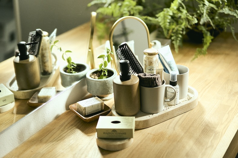 aL/Right STUDIO.｜日常のスキンケアシーンをスタイリッシュに彩るアースカラーで揃えた陶器のオーガナイザーと小さな多肉植物