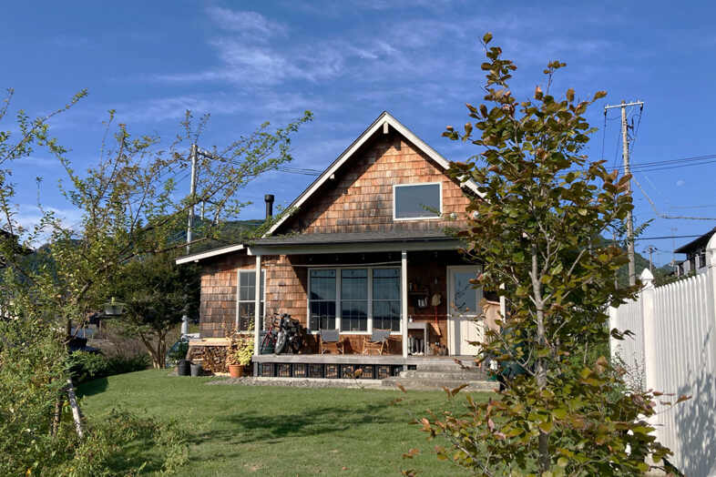 Cedar Hut｜【外観】山小屋風シェイクル外壁の一軒家