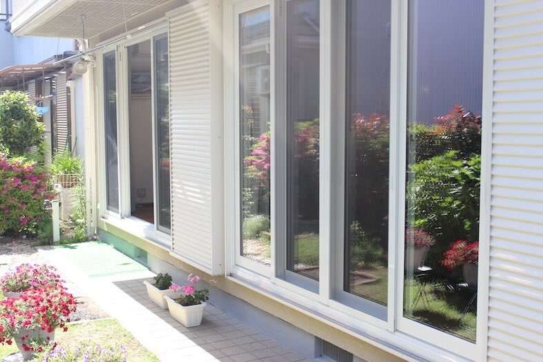 Family Studio Kashiwa｜花が咲く庭からリビングダイニング