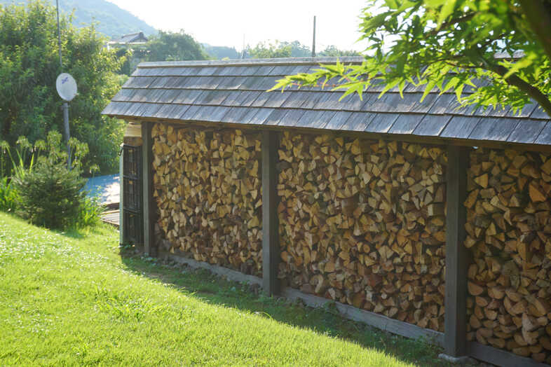 Cedar Hut｜【庭】薪小屋