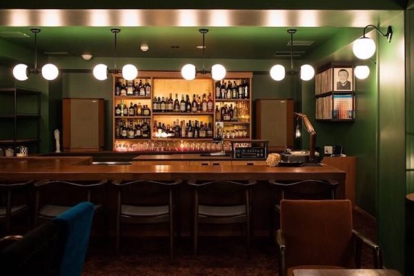 正面から見たバーカウンター