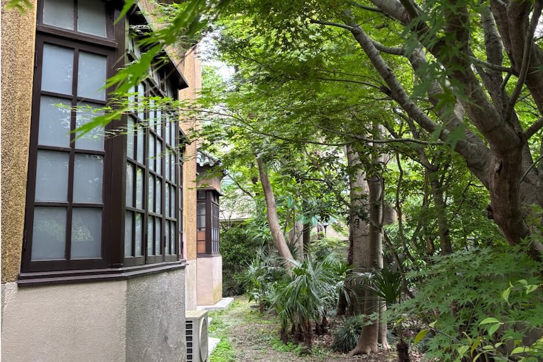 【外観】緑ゆたかな建物の外周