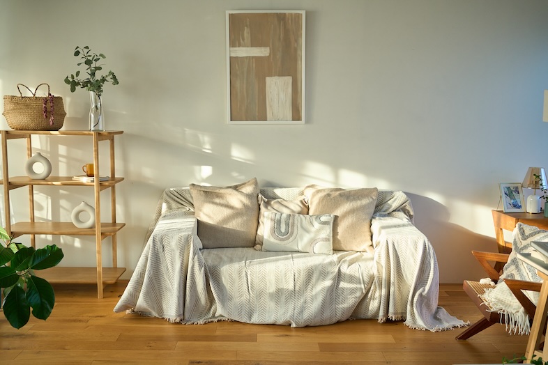 aL/Right STUDIO.｜ソファーカバーは白と茶色の二種類をご用意。雰囲気を変えたソファーシーンが可能