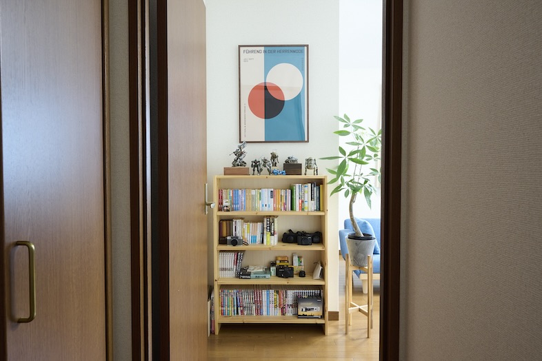 LIM.HOUSE｜【2階】本棚やアートの活用でシーンを選ばない撮影が実現 ※2階利用の場合は要事前相談