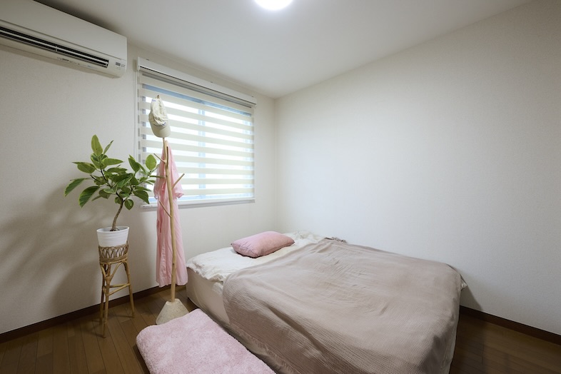 LIM.HOUSE｜【2階】ナチュラルな中にピンクを基調とした部屋 ※2階利用の場合は要事前相談