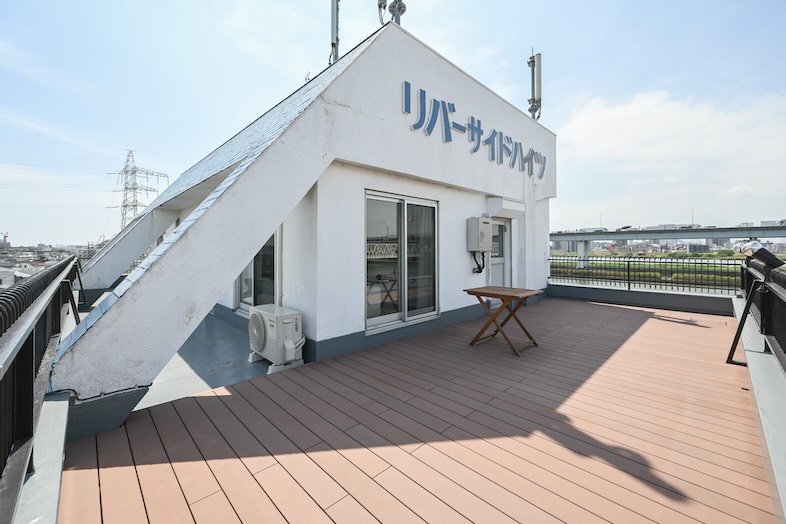 【ルーフバルコニー】休日のリラックスタイムなどのようなシーンも撮影可