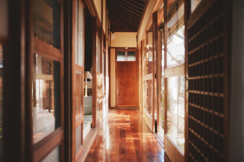 出汁　北千住古民家｜【1階】自然光が降り注ぐ廊下