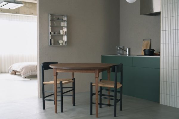 グリーンの壁面キッチンとダイニングセット
