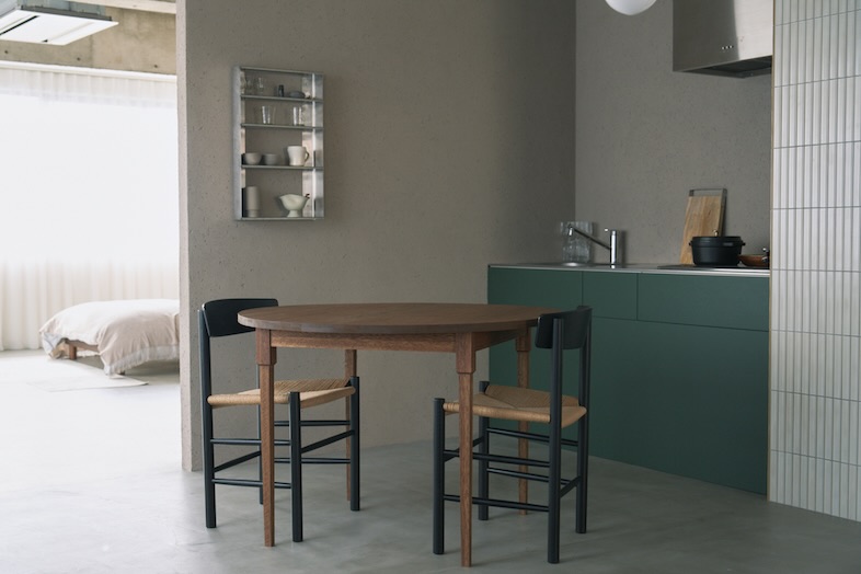 swamp gallery 神楽坂｜グリーンの壁面キッチンとダイニングセット