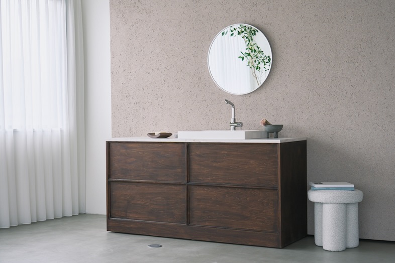 swamp gallery 神楽坂｜ダークウッドのワイド洗面台と丸鏡。