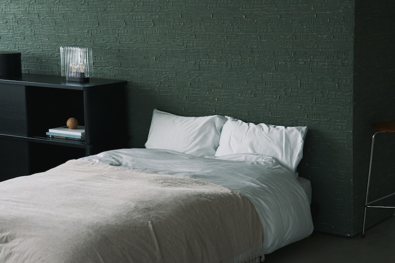 swamp gallery 神楽坂｜マットな塗装壁がシックな寝室シーンを演出