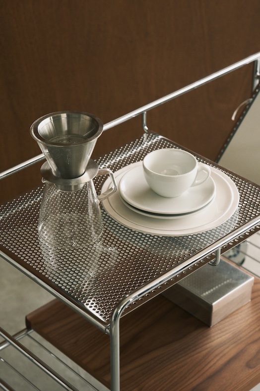 swamp gallery 神楽坂｜金属の質感と木壁の温度差が印象的なステンレスワゴンとコーヒードリッパー、カップ