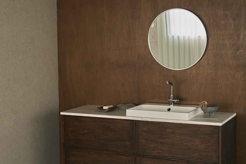 swamp gallery 神楽坂｜ウッドパネル壁×丸鏡×ワイド洗面は身支度シーンやホテル滞在風のカットに最適