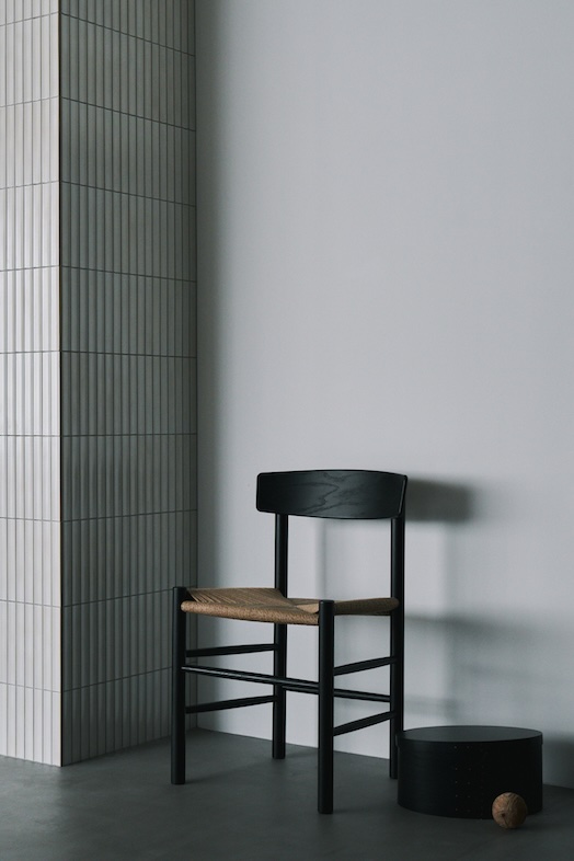 swamp gallery 神楽坂｜モダンな構図の白タイルの柱とブラックスツール