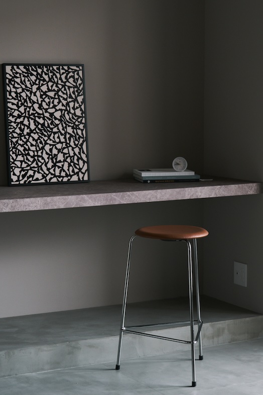 swamp gallery 神楽坂｜石天板シェルフとアートパネル