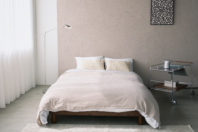 swamp gallery 神楽坂｜ベージュの左官壁を背景にした低めのダブルベッドはライフスタイル撮影に最適