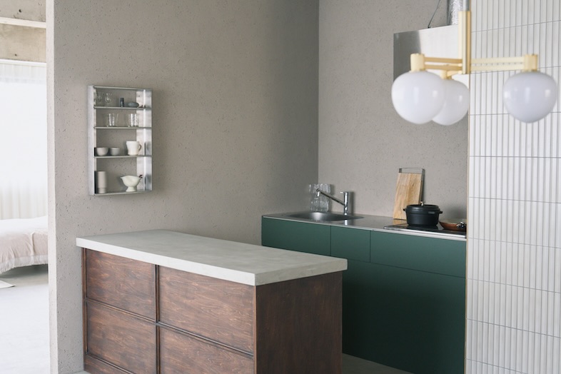 swamp gallery 神楽坂｜グリーンの壁面キッチンと木製キャビネット