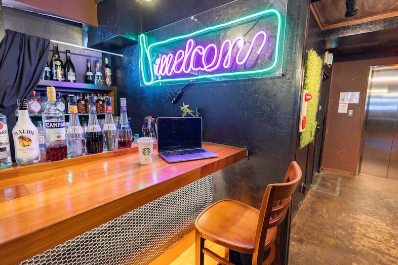 ネオン背景のカットは、ドリンク撮影や試飲イベントも画になる