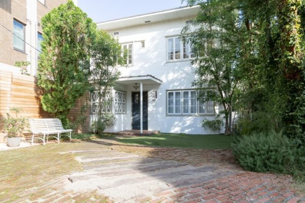 白く爽やかな外観、レンガ畳と枕木の組み合わせが印象的