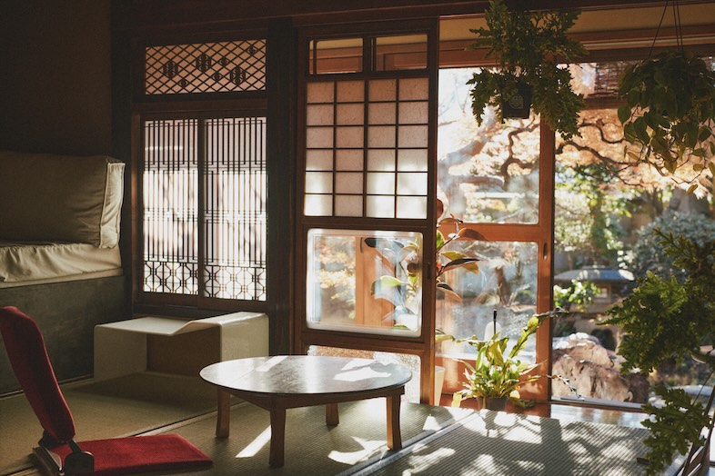 出汁　北千住古民家｜【1階】木漏れ日が心地よい和室は対談やインタビューに最適