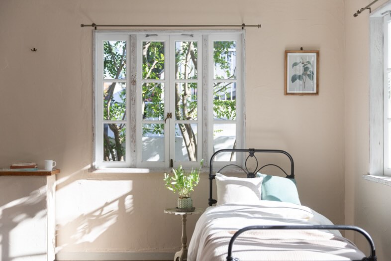 maison de blanc｜ヘリボーンのアンティークフローリングが特徴の寝室はライフスタイルやアパレルの撮影に最適