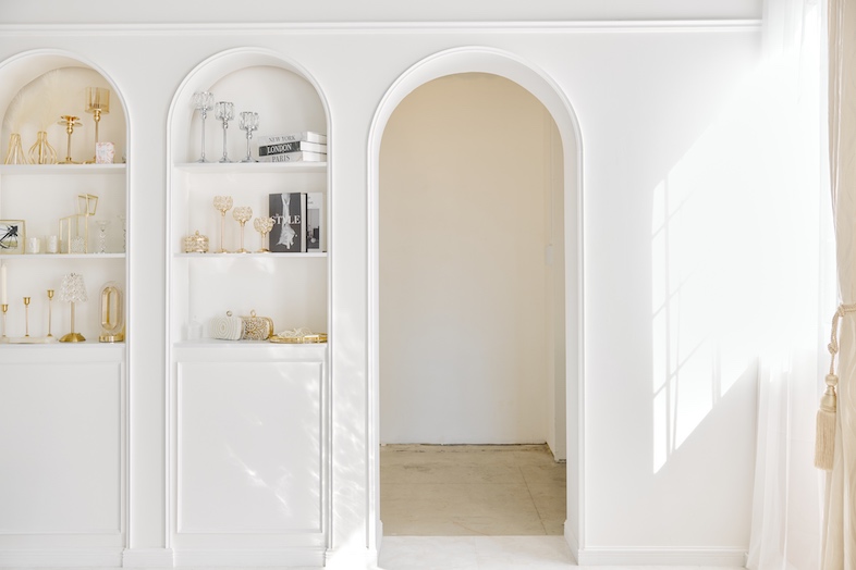 STUDIO ROLAN｜アーチ状にくり抜かれた壁と壁面のニッチが印象的な空間