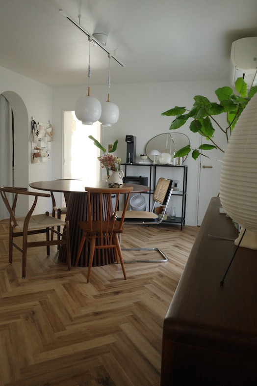 STUDIO DROP｜豊富な家具と小物が揃うリビングエリアで、物撮りやアパレル撮影に