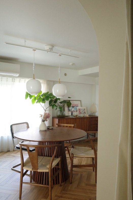 STUDIO DROP｜アーチ壁から見たリビングダイニングエリア