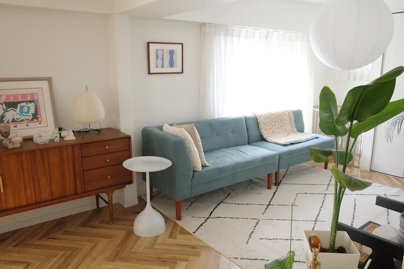 STUDIO DROP｜ブルーのソファが目を引くリビング