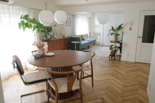 ダイニングでの食事シーンやワークシーンに