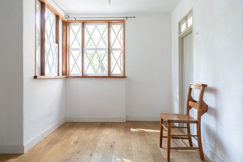 maison de blanc｜通常はメイクルーム　カントリー調の木枠の窓は撮影スポットしてもおすすめ　